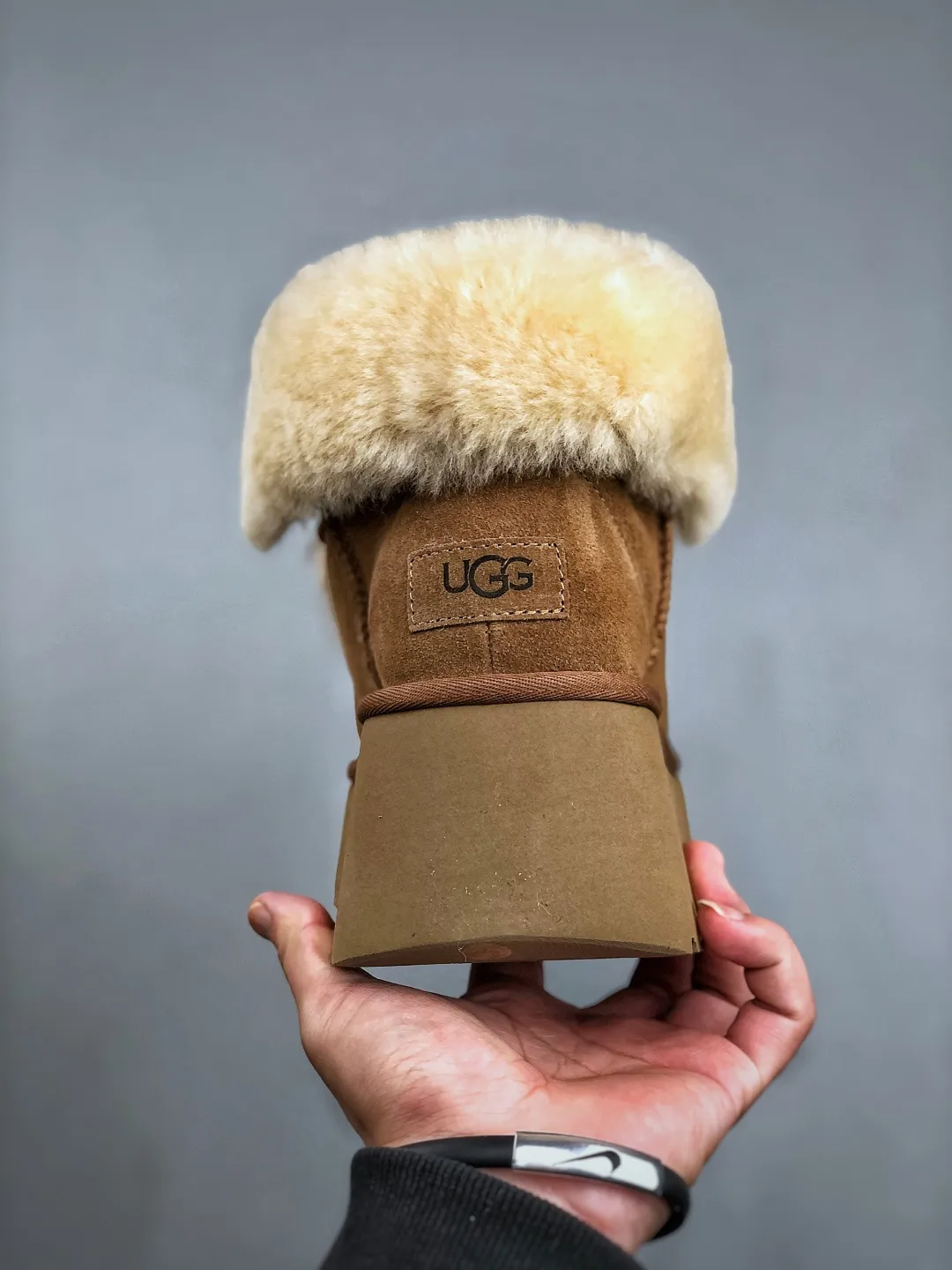 Local self-pickup 💰700 supports store placement. The top version on the market. 25 new models. UGG Esme 6cm taller. Split cow leather. Fashionable and comfortable. Ankle-length snow boots. Produced by a major foreign trade factory in Guangzhou. From toe to insole, genuine sheep fur. Independent outer box packaging. Chip. Waterproof process. Different from any version on the market. Independently developed original outsole and cashmere insole to keep you warm in winter and suitable for home use. In recent years, uug has launched a style series that is partially geared towards the preferences of young consumers and has also moved to the forefront of fashion trends. Shoe body material Water-repellent coated suede upper 17 mm UGGPURE™ implanted wool insole Lightweight non-slip and comfortable rubber outsole With brand LOGO trademark Comes with a full set of packaging Size: 35-40